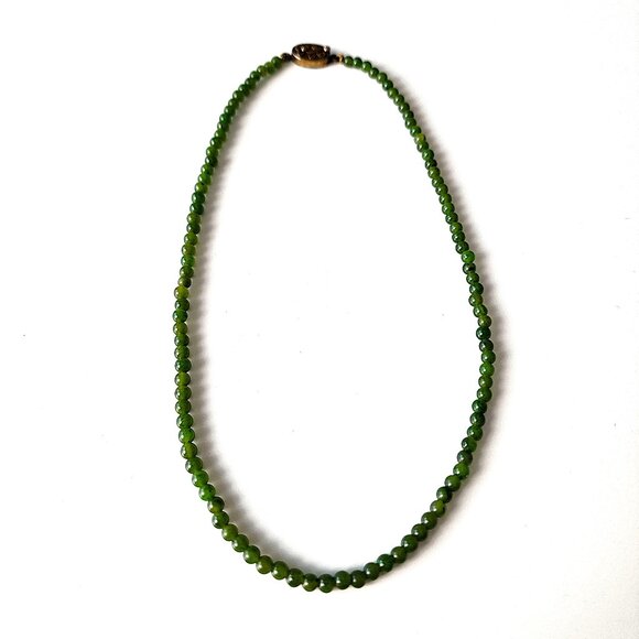 Vintage Nephrite Jade necklace with silver clasp - Picture 1 of 9